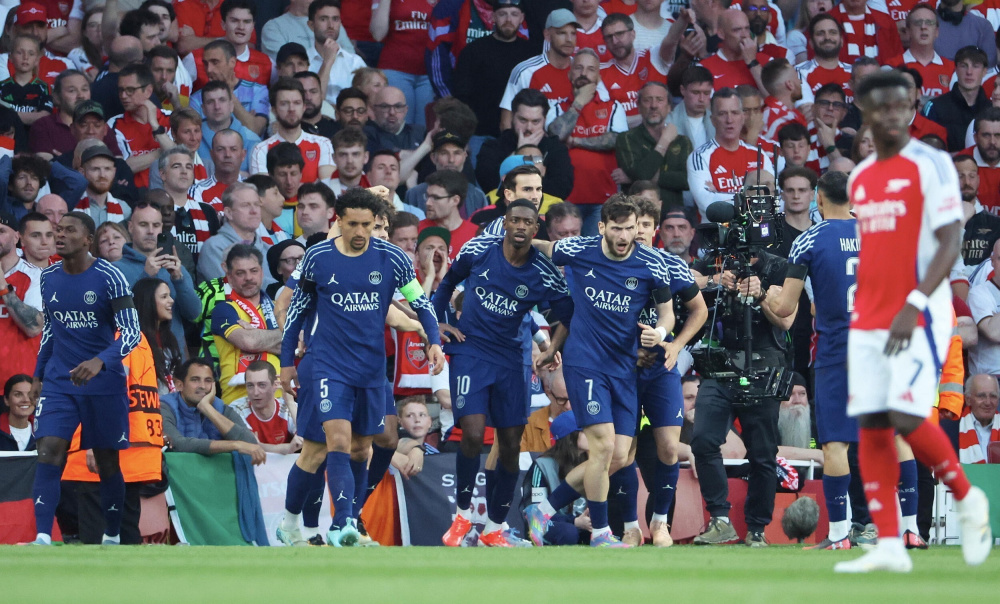 官方：巴萨18岁后卫埃斯帕特右膝韧带受伤，预计伤缺8-10周（巴萨官宣：18岁后卫埃斯帕特右膝韧带受伤，将缺阵8-10周）