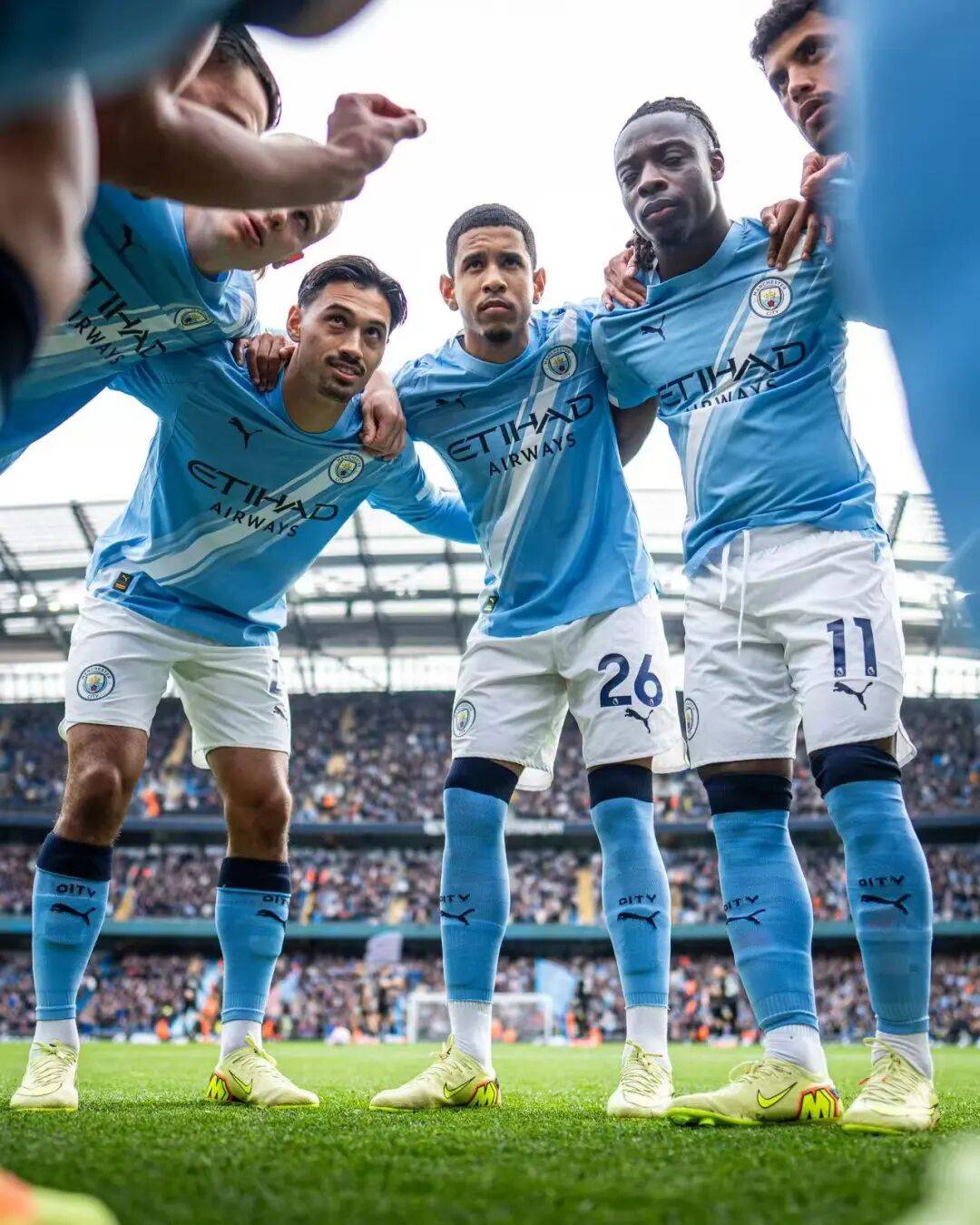 赛后留在狼队主场加练的曼联替补们！ 加油！（曼联替补赛后留守狼队主场加练，继续加油！）