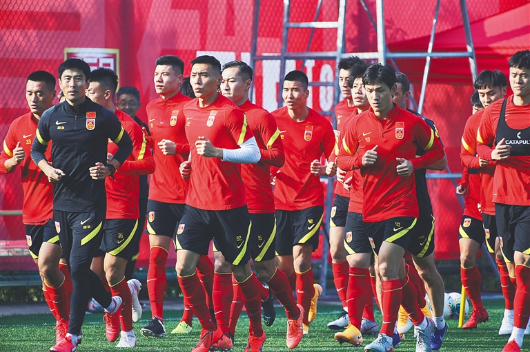 赖因德斯：为曼城这样的俱乐部效力时，偶尔替补是正常情况（赖因德斯：在曼城这种豪门，偶尔坐替补很正常）