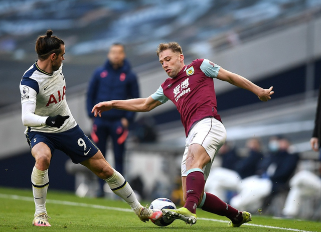 山东泰山稳扎稳打继续高居前列（山东泰山稳步前行，继续位列前茅）