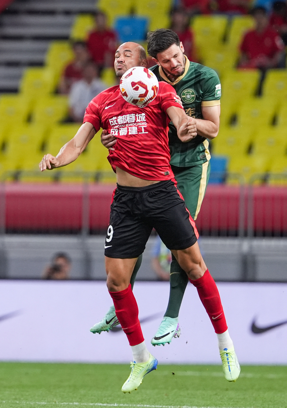 马绩效：年轻球员应以C罗为榜样，梅西是天才不需要过多训练（马绩效：年轻球员该以C罗为范，梅西天赋超群无需过度训练）