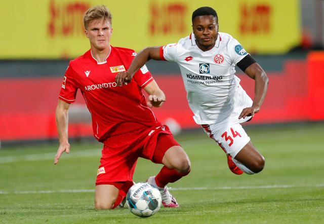 社媒已经吵疯了（社交媒体已炸锅）