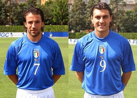 拿来吧你！柏林赫塔球员一把抢过对手教练给球员的战术小纸条（柏林赫塔球员当场抢走对手教练递给球员的战术纸条）