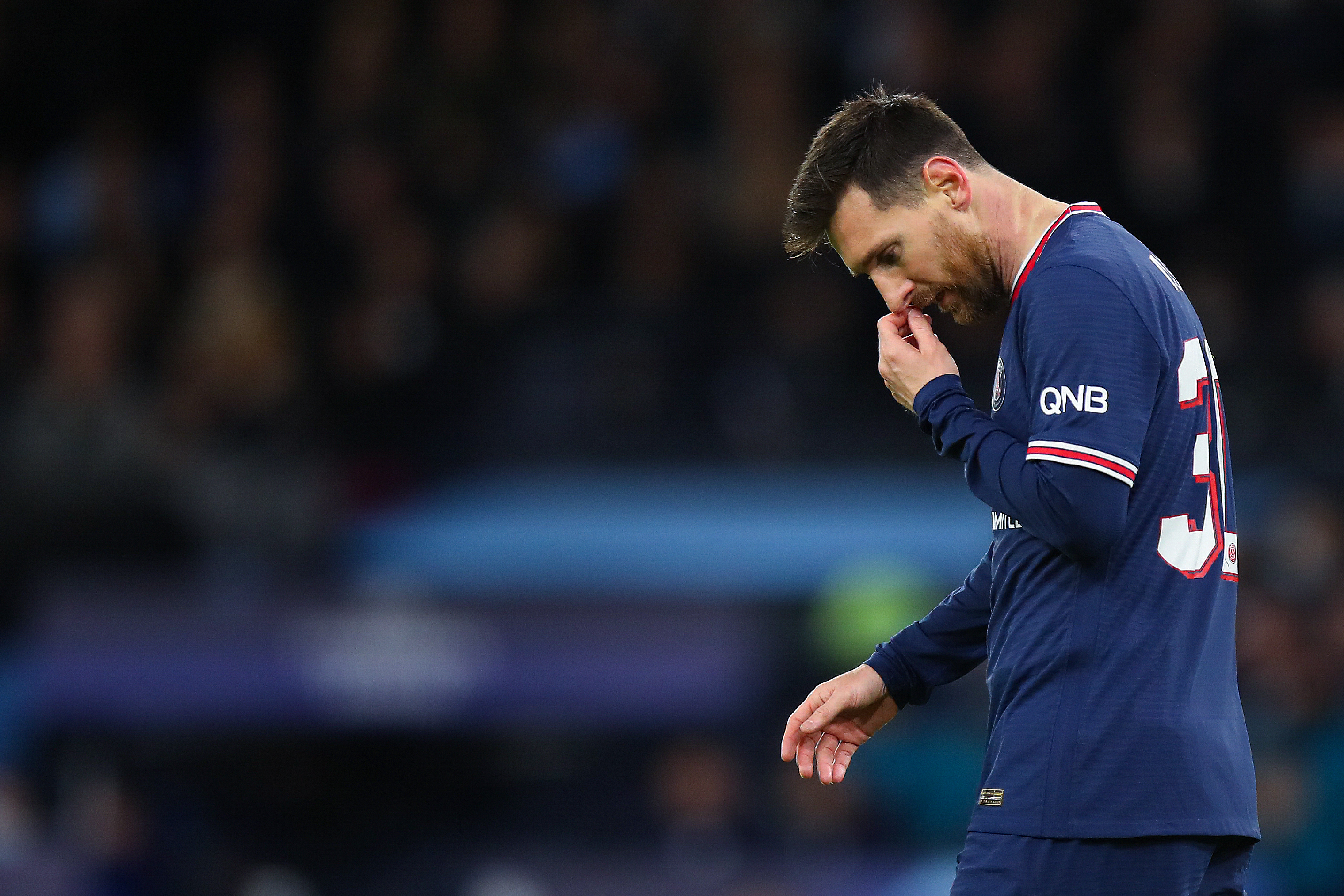 足球欧冠裁判组遭强烈质疑，争议球镜头热议不断（欧冠裁判组陷入争议风波，判罚画面引发热议）