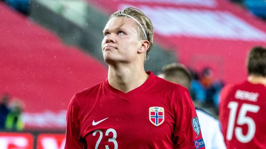 每周电子厂：安东尼倒钩爆头染红，澳超赛场惊现断子绝孙脚（每周电子厂：安东尼倒钩击中头部被红牌罚下，澳超赛场上演断子绝孙式恶铲）