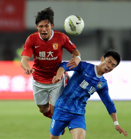 意外变阵！安东尼戴维斯坐镇五号位，解锁独行侠争胜关键优势（突发变阵！安东尼·戴维斯改打中锋，独行侠赢球关键优势被激活）