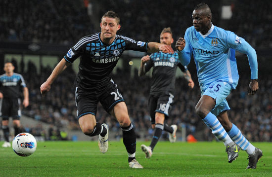 梅西捧起美职联冠军奖杯时，站在一旁的穆勒露出了最真挚的笑容（梅西登顶美职联捧杯时，穆勒在一侧绽放出最真挚的笑意）