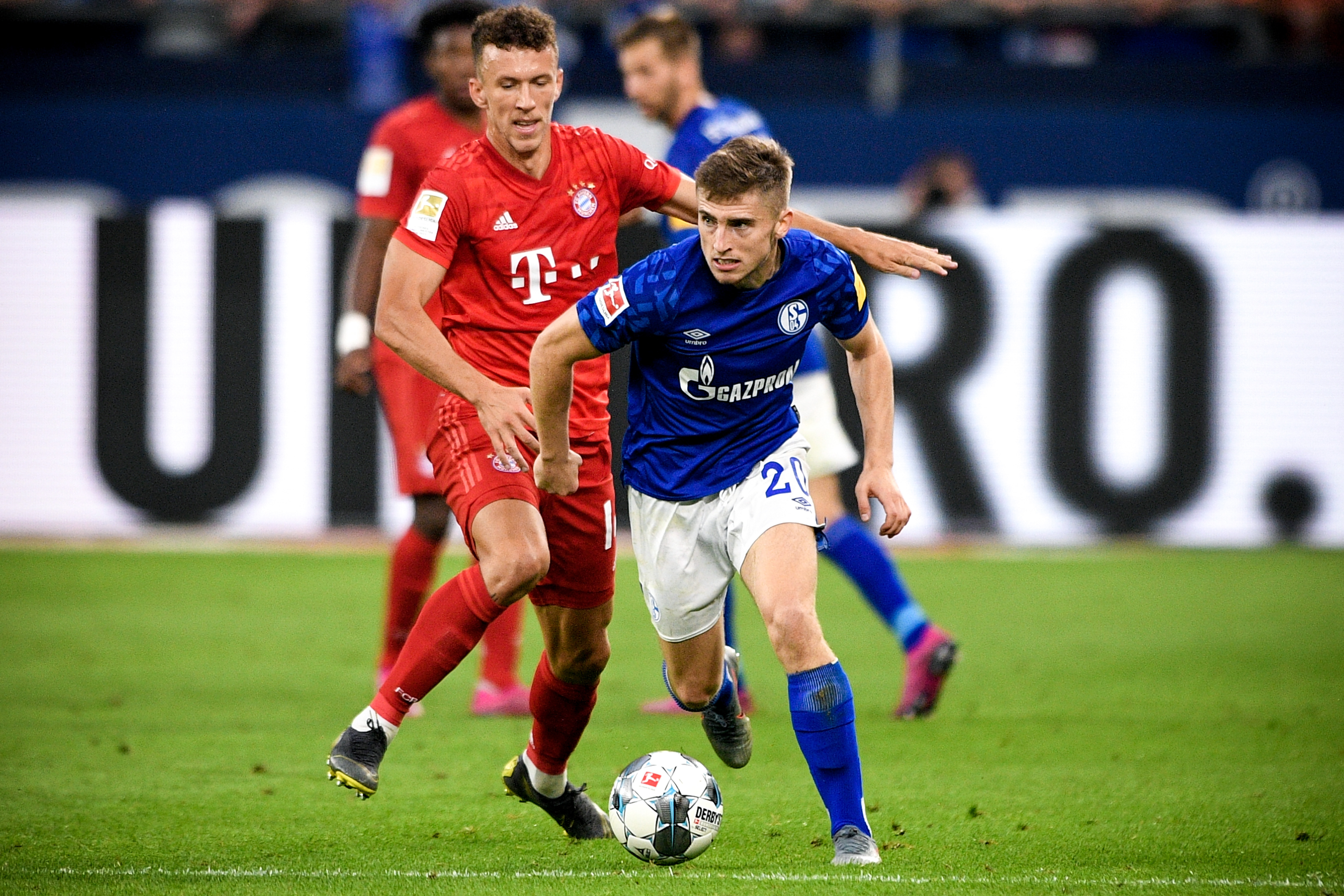 曼联本赛季在劫富济贫中表现突出，对阵强队全胜，但中下游球队难求一胜，有望争夺欧冠资格。（曼联本季上演“劫富济贫”：强敌面前全胜，中下游难取三分，仍有望冲击欧冠名额）