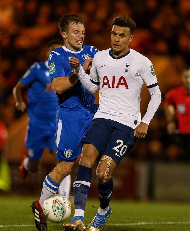 阿尔卡拉斯表演赛搞笑举动笑翻全场，指出乐观态度是最大武器（阿尔卡拉斯表演赛逗趣一幕引爆全场笑声，直言乐观心态是他最大的武器）