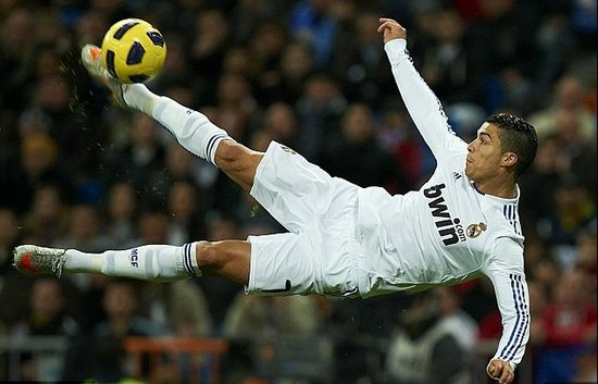 突发！阿诺德左腿受伤离场 皇马防线遭遇重创（阿诺德左腿伤退，皇马后防遭重击）